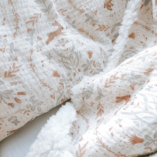 kocyk muślinowy z barankiem w kolorze ecru w zajączki i ptaszki