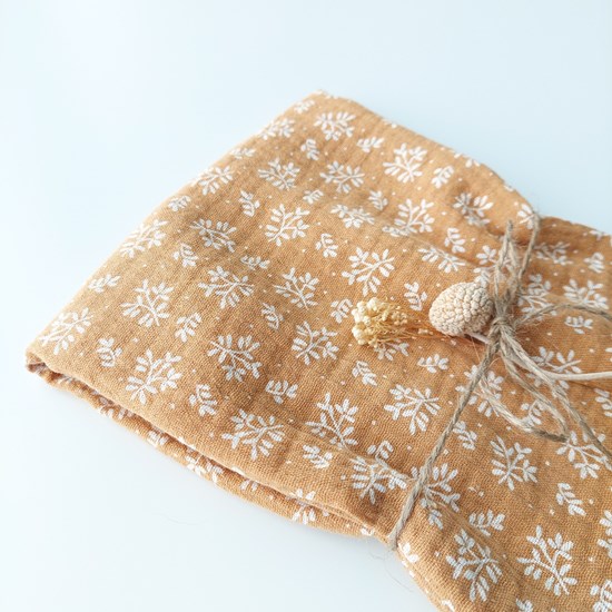 pieluszka muślinowa w kolorze musztardowym w gałązki