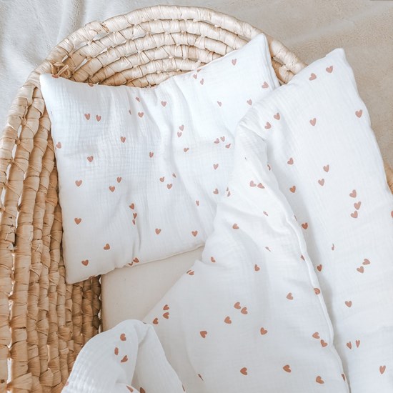 pościel do łóżeczka w kolorze bieli w różowe serduszka