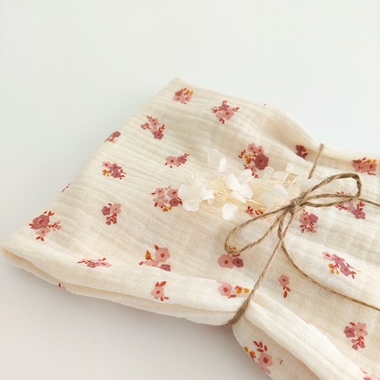 pieluszka muślinowa w kolorze beżu w różowe kwiatuszki