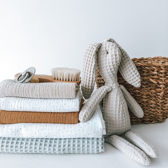 otulacz z bawełny muślinowej w kolorze bieli w kropeczki z czterema mini chwostami w kolorze beżu