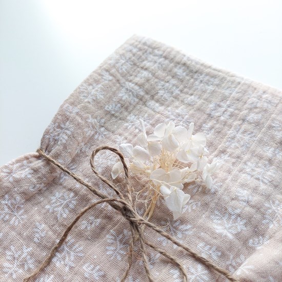 pieluszka muślinowa w kolorze beżu w listki