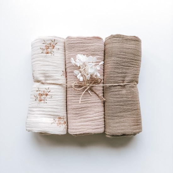 pieluszka muślinowa w kolorze jasnego beżu w różyczki