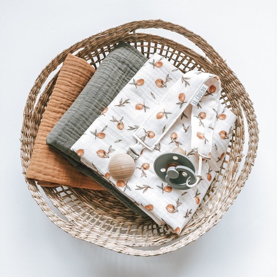 pieluszka muślinowa koloru zgaszonej zieleni