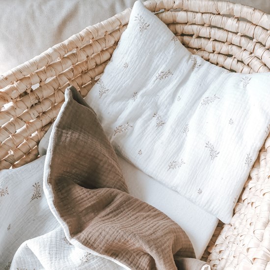 płaska muślinowa poduszka z wypełnieniem wszytym na stałe