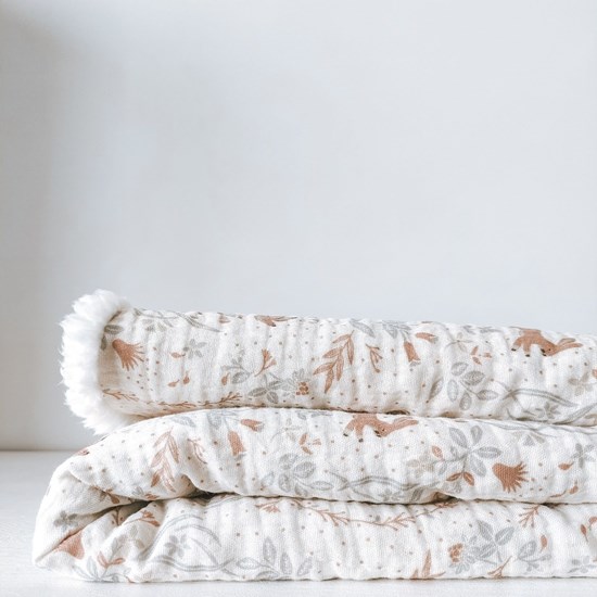 kocyk muślinowy z barankiem w kolorze ecru w zajączki i ptaszki