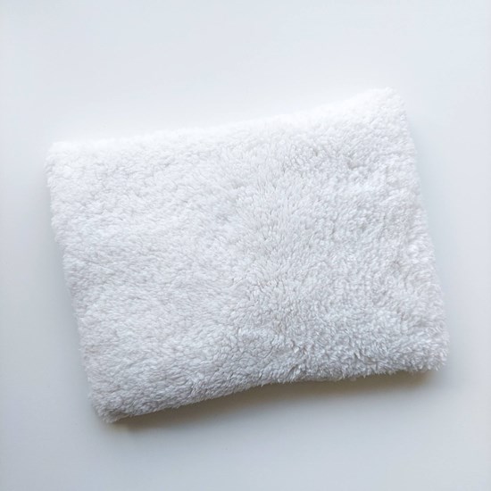 płaska barankowa poduszka z wypełnieniem wszytym na stałe