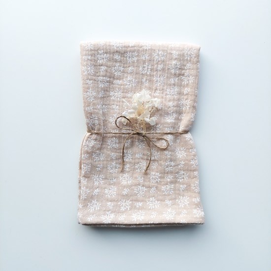 pieluszka muślinowa w kolorze beżu w listki