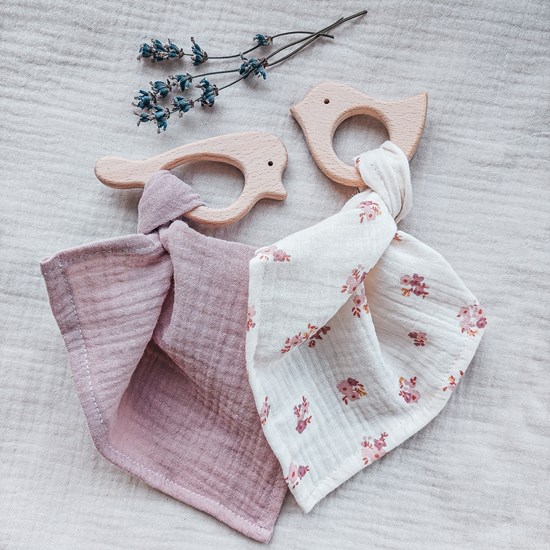 zestaw chusteczek muślinowych w kolorze różu oraz beżu w różowe i fioletowe kwiatuszki