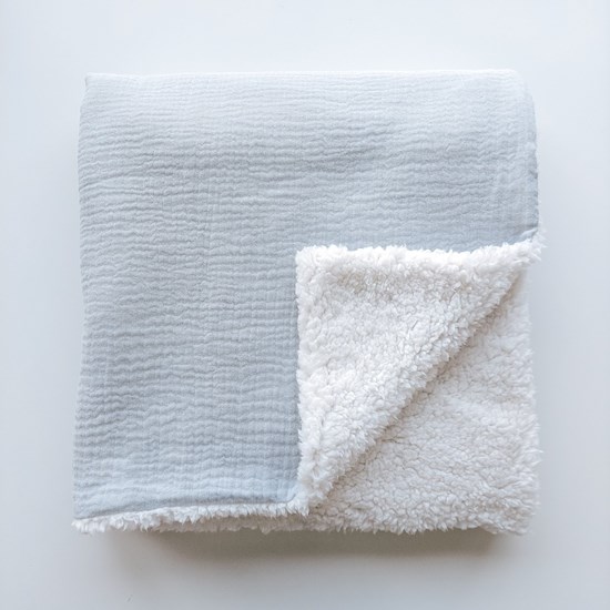 kocyk muślinowy z barankiem w kolorze zgaszonego błękitu oraz ecru