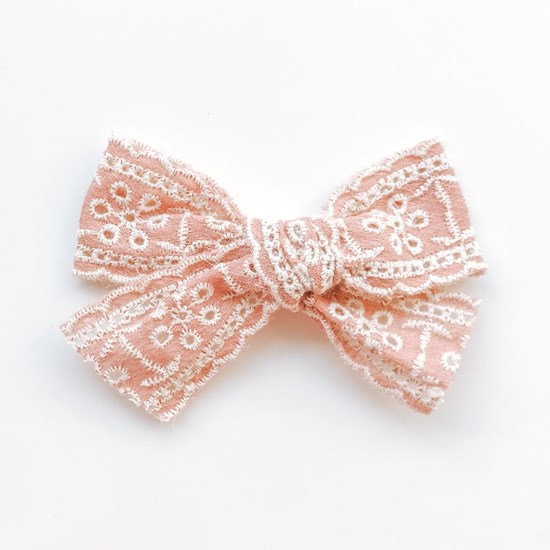 koronkowa spinka kokardka w kolorze różu