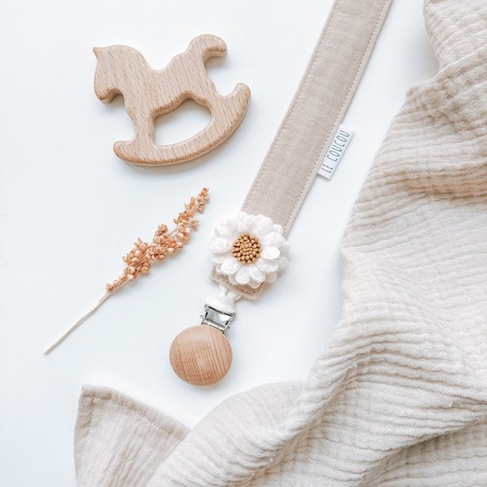 zawieszka do smoczka z kwiatuszkiem