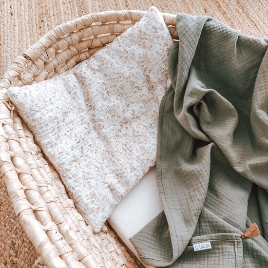 otulacz muślinowy w kolorze zgaszonej zieleni