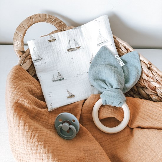 gryzak drewniany z muślinowymi uszami