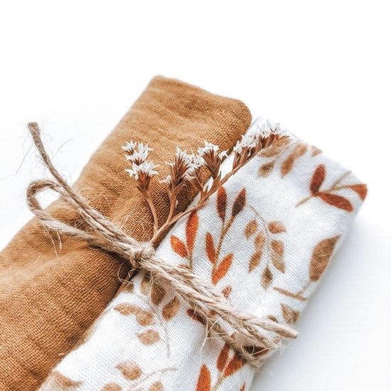 zestaw chusteczek muślinowych w kolorze musztardowym i bieli w brązowe listki