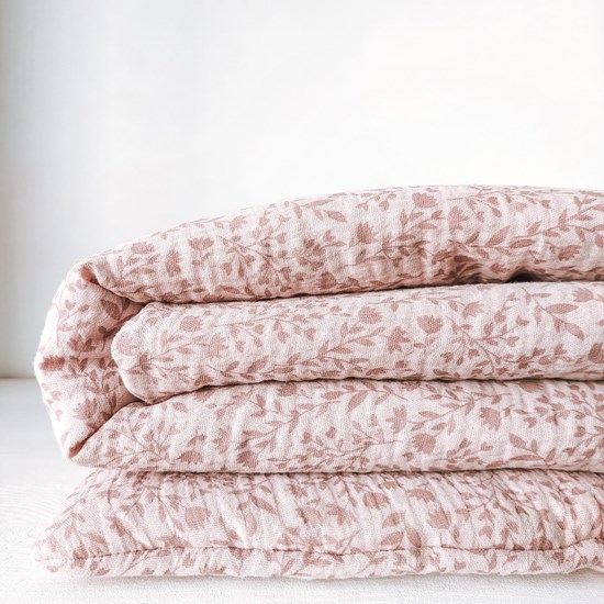 pościel do łóżeczka w kolorze różu w gałązki