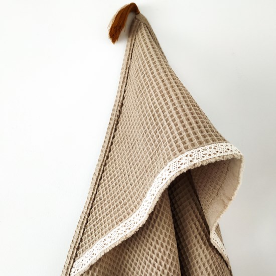ręcznik wafelkowy z koronką w kolorze ciemny beż