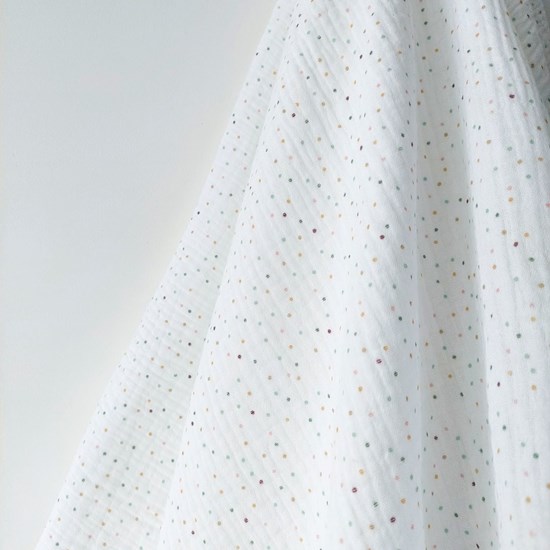 otulacz z bawełny muślinowej w kolorze bieli w kropeczki z czterema mini chwostami w kolorze beżu