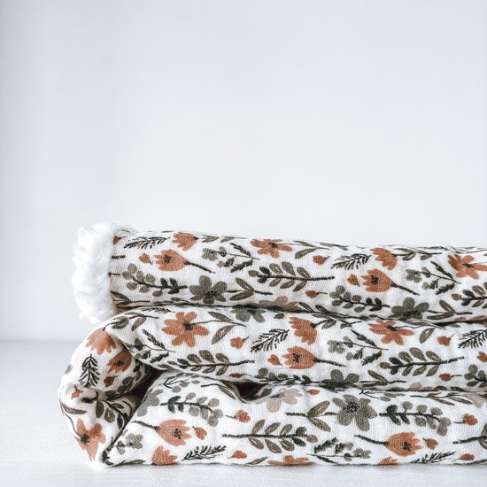 kocyk muślinowy z barankiem w kolorze beżu w  karmelowe i szare kwiatki oraz ecru