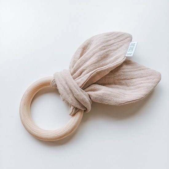 gryzak drewniany z muślinowymi uszami