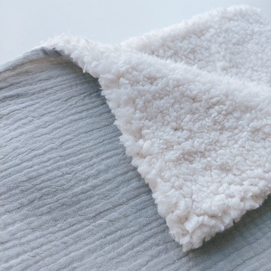 kocyk muślinowy z barankiem w kolorze zgaszonego błękitu oraz ecru