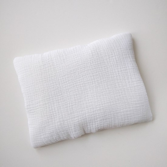 płaska muślinowa poduszka z wypełnieniem wszytym na stałe