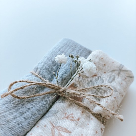 zestaw chusteczek muślinowych w kolorze błękitu i ecru w ptaszki i zajączki