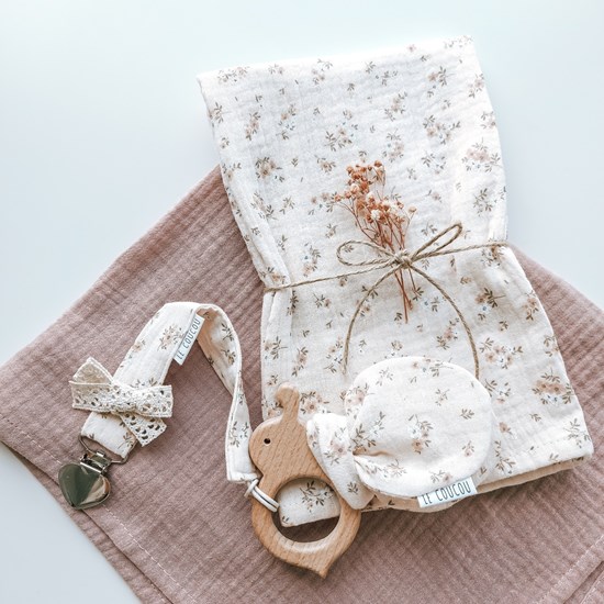 pieluszka muślinowa w kolorze jasnego beżu w kwiatuszki