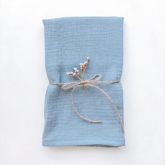 pieluszka muślinowa koloru niebieskiego