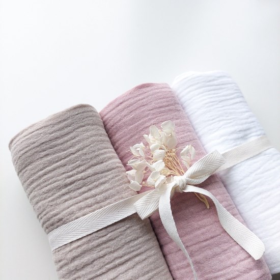 zestaw pieluszek w kolorze różu, bieli i beżu