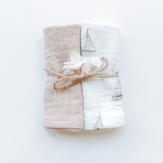 zestaw chusteczek muślinowych w kolorze beżu i bieli w żaglówki