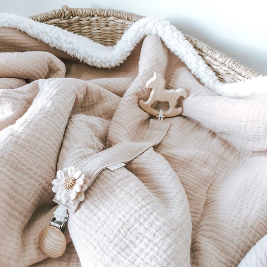 kocyk muślinowy z barankiem w kolorze pudrowego różu oraz ecru