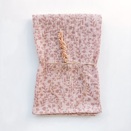 pieluszka muślinowa w kolorze różu w kwiatuszki oraz gałązki