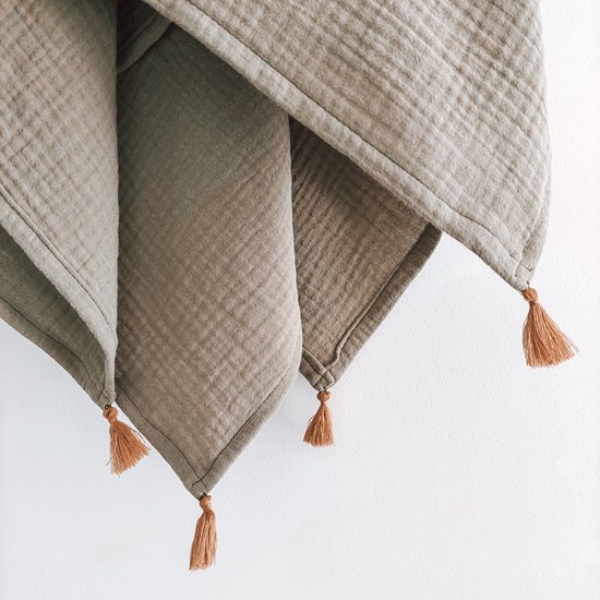 otulacz muślinowy w kolorze zgaszonej zieleni