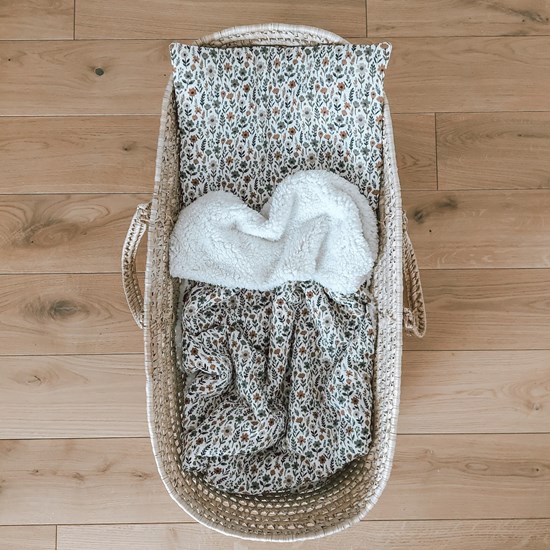 kocyk muślinowy z barankiem w kolorze beżu w  karmelowe i szare kwiatki oraz ecru