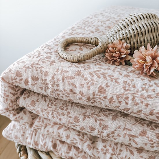 pościel do łóżeczka w kolorze różu w gałązki