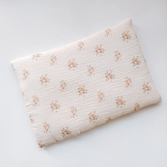 mała poduszka w różyczki