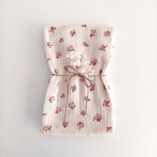 pieluszka muślinowa w kolorze beżu w różowe kwiatuszki