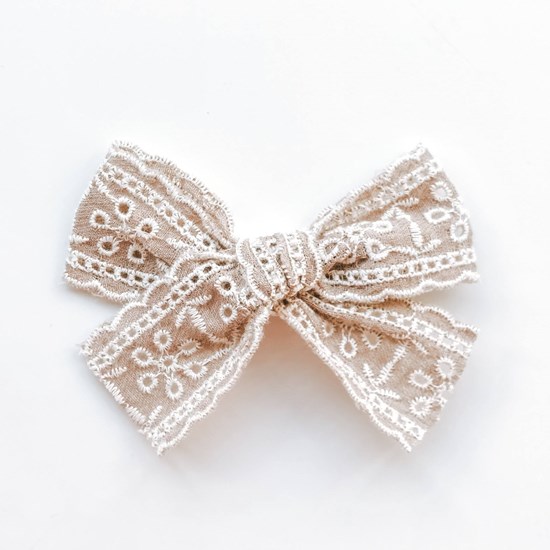 koronkowa spinka kokardka w kolorze ciemnego beżu