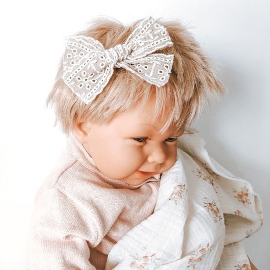 koronkowa spinka kokardka w kolorze ciemnego beżu