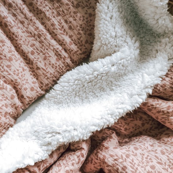 kocyk muślinowy z barankiem w kolorze wrzosowego różu w gałązki oraz ecru