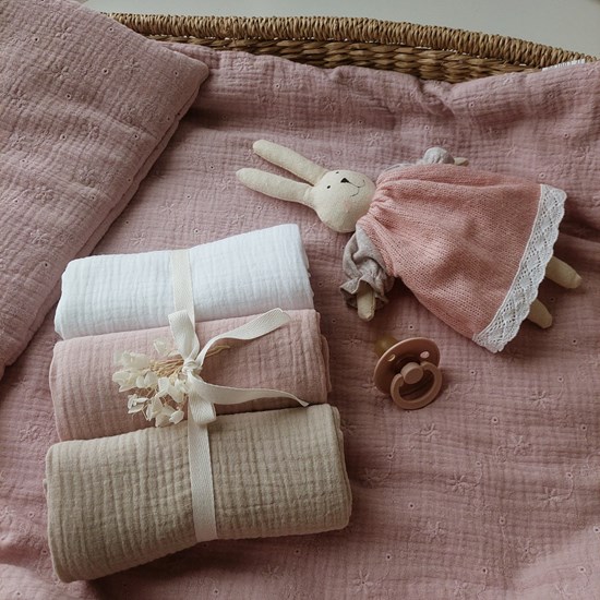 zestaw pieluszek w kolorze różu, bieli i beżu