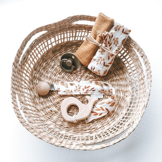 zestaw chusteczek muślinowych w kolorze musztardowym i bieli w brązowe listki