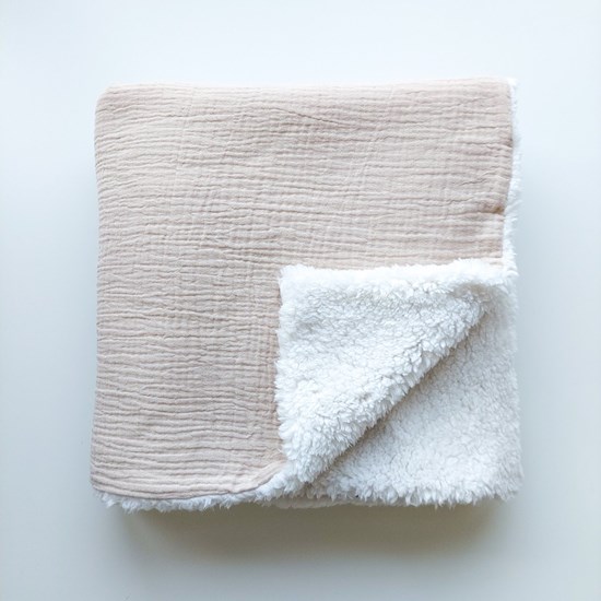 kocyk muślinowy z barankiem w kolorze beżu oraz ecru