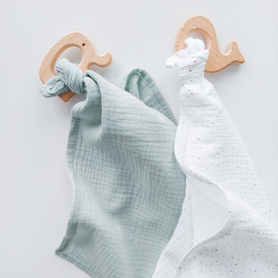 pieluszka muślinowa w kolorze bieli w kolorowe kropeczki