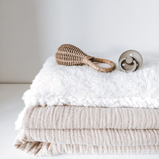 płaska barankowa poduszka z wypełnieniem wszytym na stałe