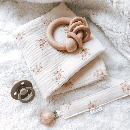 pieluszka muślinowa w kolorze jasnego beżu w różyczki