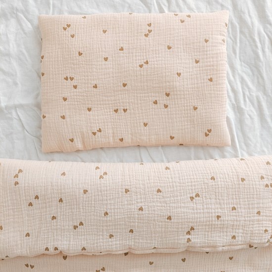 pościel do łóżeczka w kolorze różu w brązowe serduszka