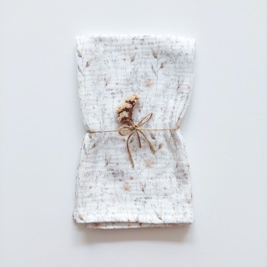 pieluszka muślinowa w kolorze bieli w kwiaty