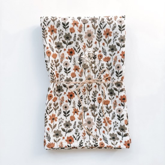 pieluszka muślinowa w kolorze beżu w karmelowe i szare kwiatki